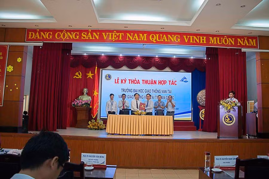 Lễ ký kết hợp tác giữa Phân hiệu ĐH GTVT tại TPHCM với các doanh nghiệp.