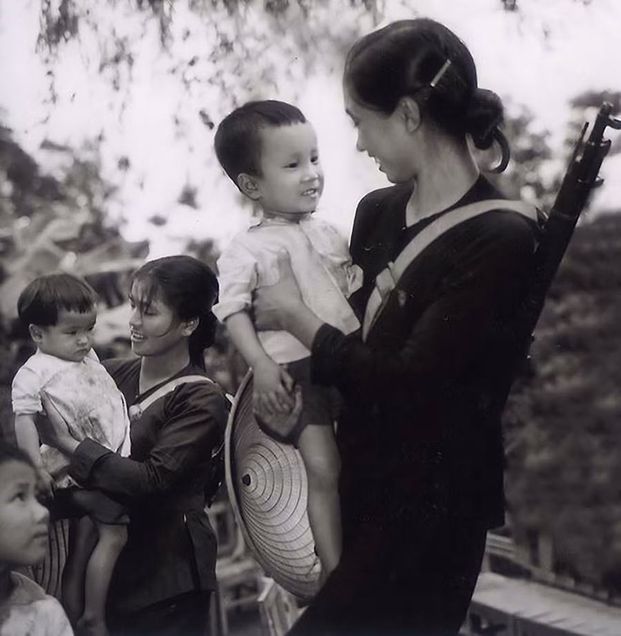 Đón con sau giờ trực chiến (Hải Dương, 1967) (Ảnh: BTC cung cấp) Đón con sau giờ trực chiến (Hải Dương, 1967) (Ảnh: BTC cung cấp)
