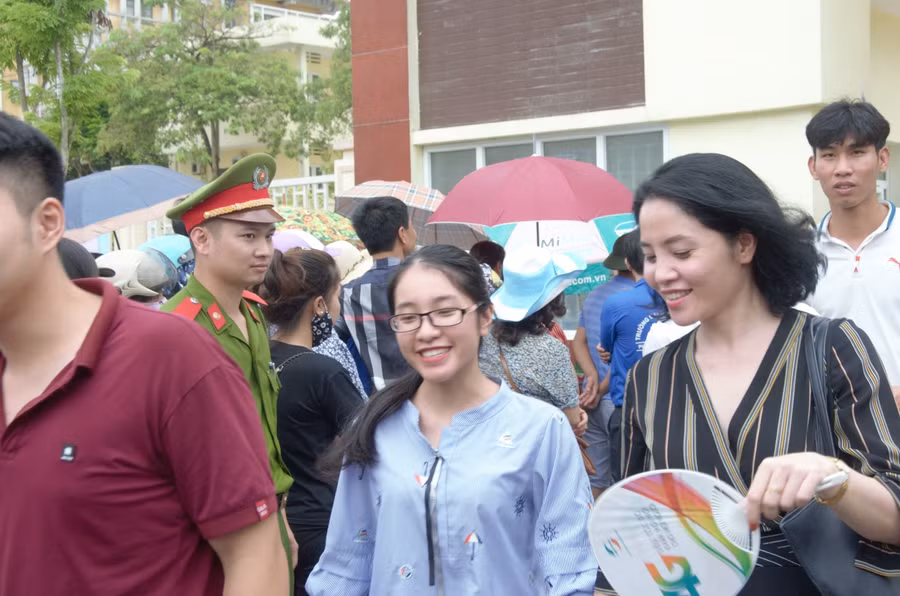 Thí sinh vui vẻ rời trường thi sau môn thi Văn