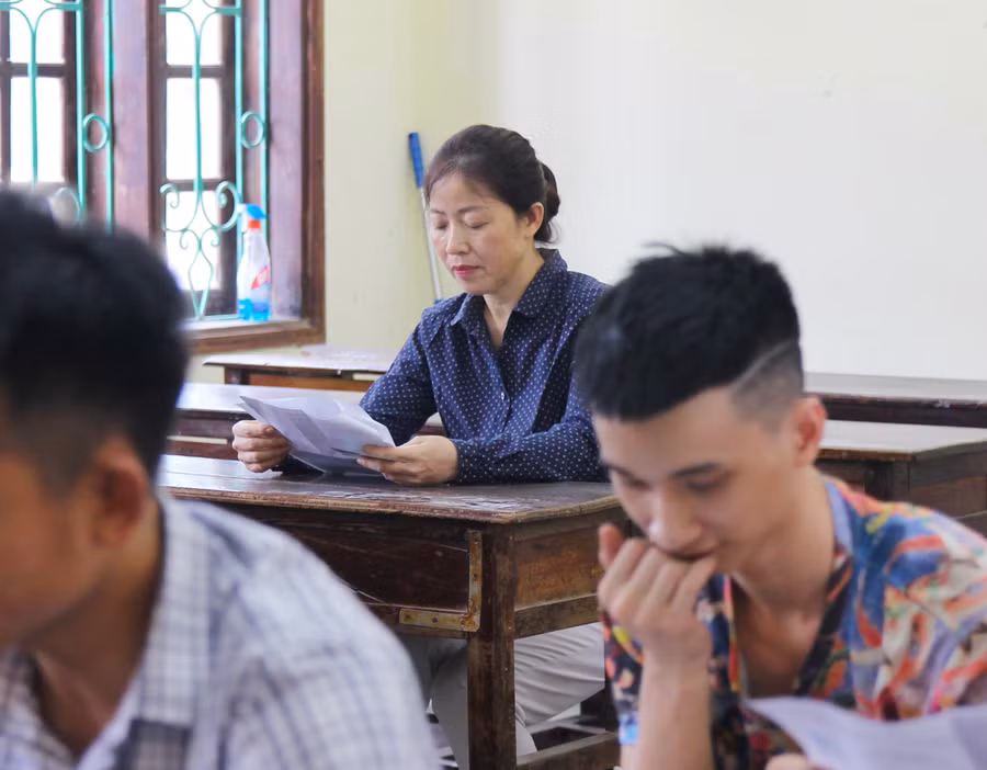Thí sinh 50 tuổi bình tĩnh trong phòng thi với các thí sinh bằng tuổi con, cháu