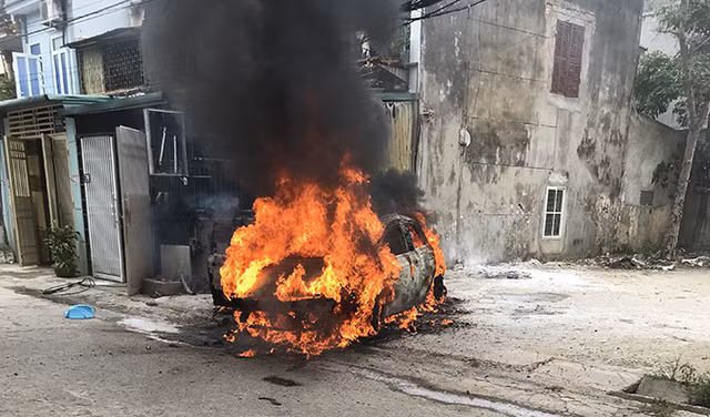 Ngọn lửa bao trùm chiếc xe.