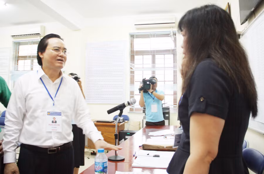 Bộ trưởng dặn dò cán bộ điểm thi lưu ý thực hiện nghiêm túc quy chế Bộ trưởng dặn dò cán bộ điểm thi lưu ý thực hiện nghiêm túc quy chế