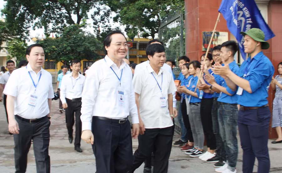 Bộ trưởng Phùng Xuân Nhạ và các thành viên trong đoàn kiểm tra tại điểm thi Trường THPT Yên Viên Bộ trưởng Phùng Xuân Nhạ và các thành viên trong đoàn kiểm tra tại điểm thi Trường THPT Yên Viên