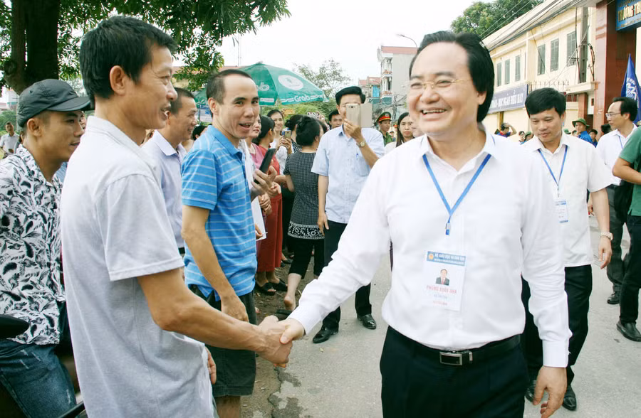 Bộ trưởng Phùng Xuân Nhạ ân cần thăm hỏi, động viên phụ huynh học sinh Bộ trưởng Phùng Xuân Nhạ ân cần thăm hỏi, động viên phụ huynh học sinh