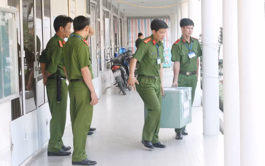 Lực lượng Công an TP Cần Thơ vận chuyển đề thi từ nơi in sao ra xe đặc chủng để chuyển đến các điểm thi vào sáng 24/6.