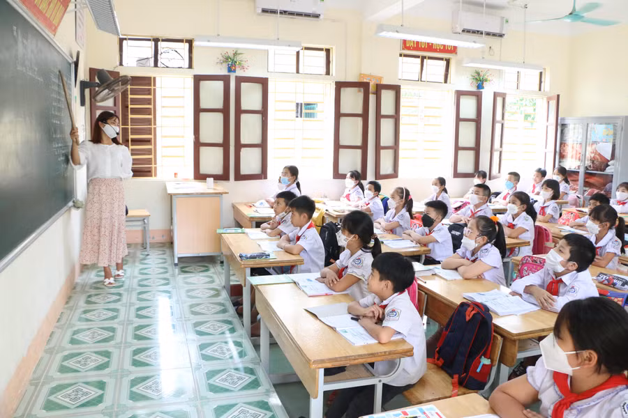Cô trò Trường Tiểu học Phú Phương - huyện Ba Vì trong một giờ lên lớp học trực tiếp.