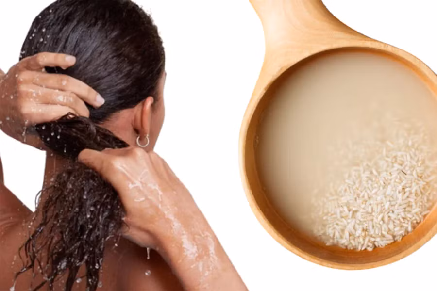 Để nước vo gạo trên tóc khoảng 20 đến 30 phút, sau đó gội đầu và dưỡng tóc như bình thường. (Ảnh: ITN)