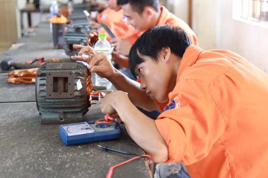  Sinh viên ĐH SPKT Vinh học thực hành