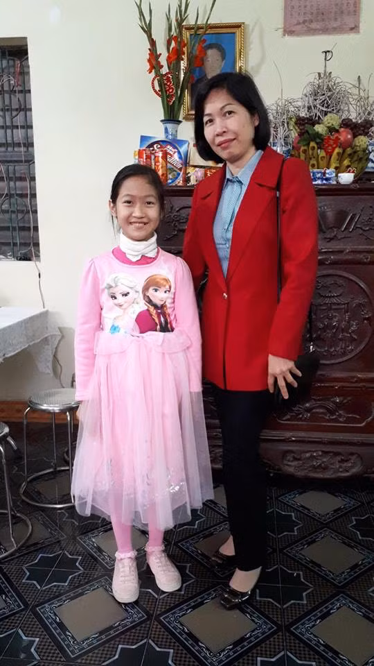 Vân Nhi và mẹ (áo đỏ)