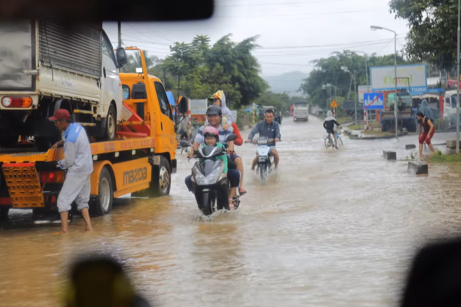 Nhiều tuyến đường giao thông bị ngập nước.