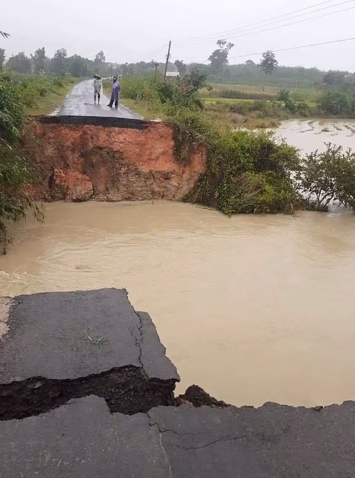 Ảnh hưởng của bão Nakri, một tuyến đường tại huyện Ea Kar bị gãy đoạn, không thể di chuyển được.