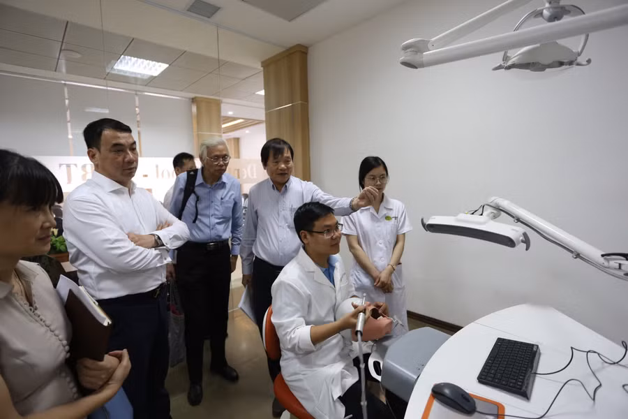 Đoàn công tác đã đi thăm một số phòng thực hành của các Khoa thuộc khối Chăm sóc sức khỏe tại Trường ĐH Kinh doanh và Công nghệ Hà Nội