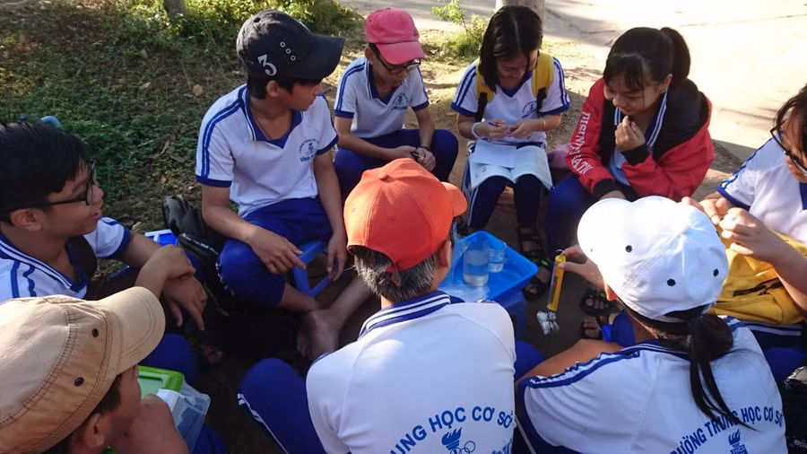 Học sinh Trường THCS Vĩnh Xương, thị xã Tân Châu (An Giang) trong giờ ngoại khoá.