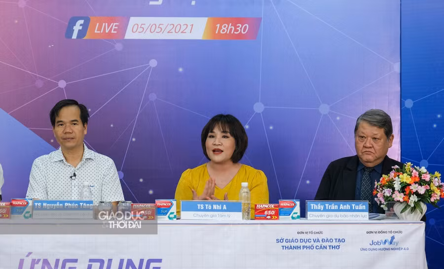 Các chuyên gia tư vấn giải đáp thắc mắc cho các em học sinh.