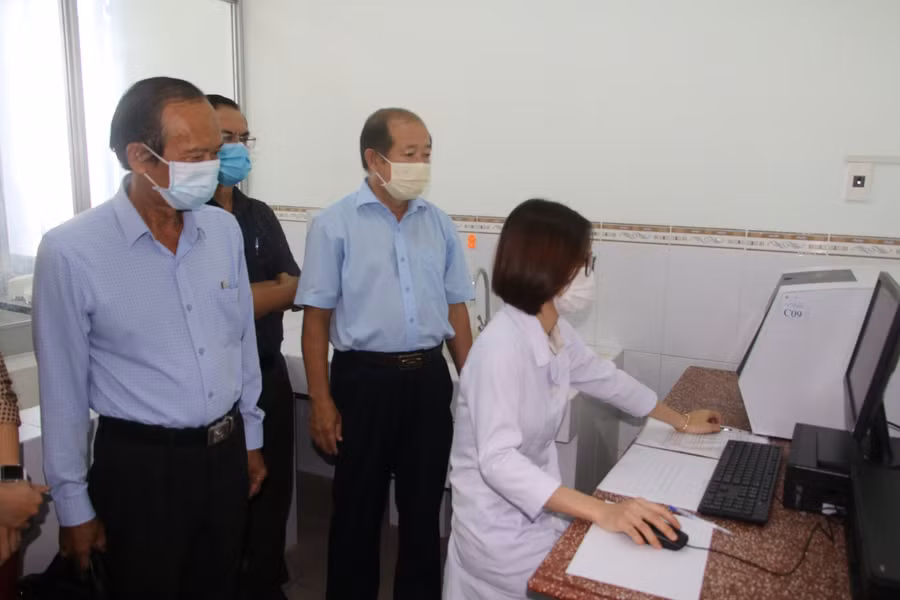 Lãnh đạo UBND tỉnh Đồng Tháp khảo sát quy trình xét nghiệm SARS-CoV-2.