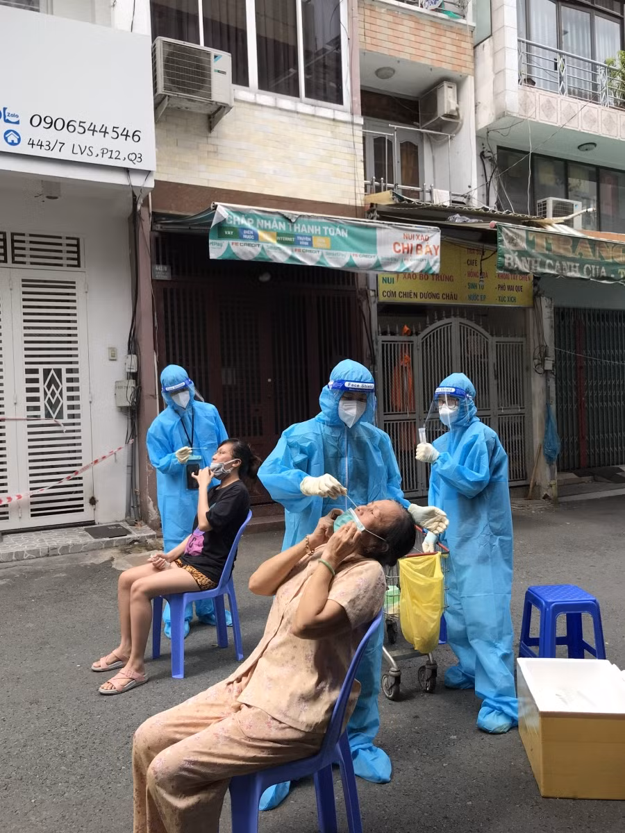 Sinh viên Trường Cao đẳng Y tế Bạch Mai lấy mẫu xét nghiệm Covid-19 cho người dân ở cộng đồng. Ảnh: NTCC