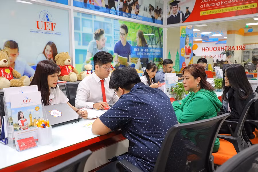 Chuyên viên phòng tuyển sinh UEF đang tư vấn cho học sinh và phụ huynh