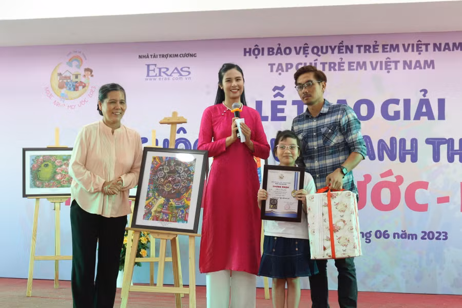 Trao giải cho tác phẩm đoạt giải Nhất cuộc thi vẽ tranh thiếu nhi “Ngôi nhà mơ ước” lần 1 năm 2023.