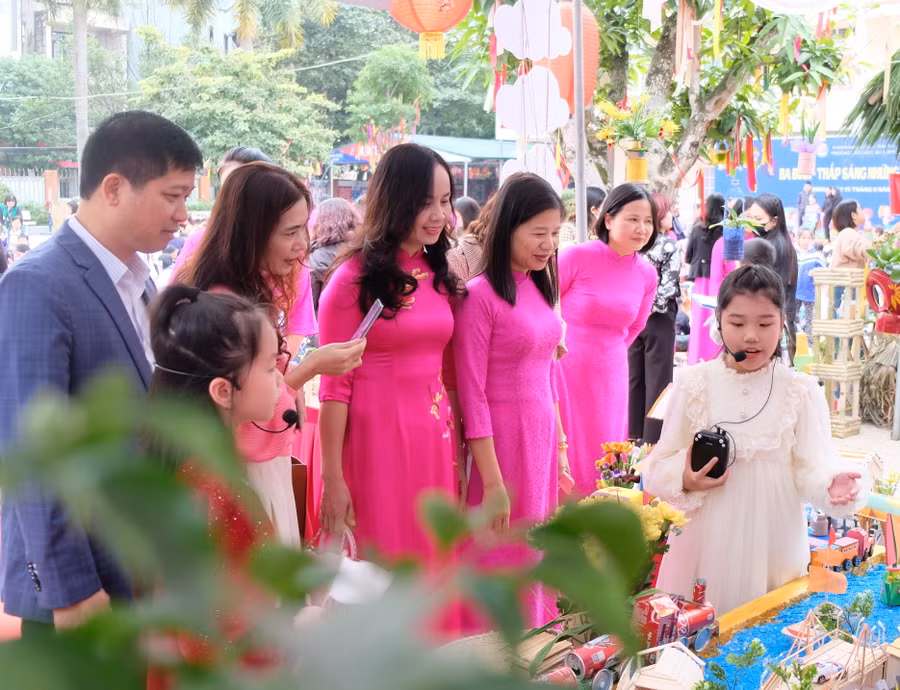 Học sinh thuyết trình về những sản phẩm được chính mình và cha mẹ, cô giáo sáng tạo. (Ảnh: NT)
