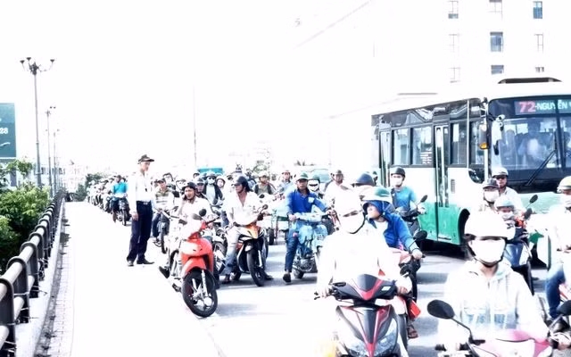 Hàng trăm người dừng xe trên cầu xem vớt thi thể, gây kẹt xe nghiêm trọng - 2