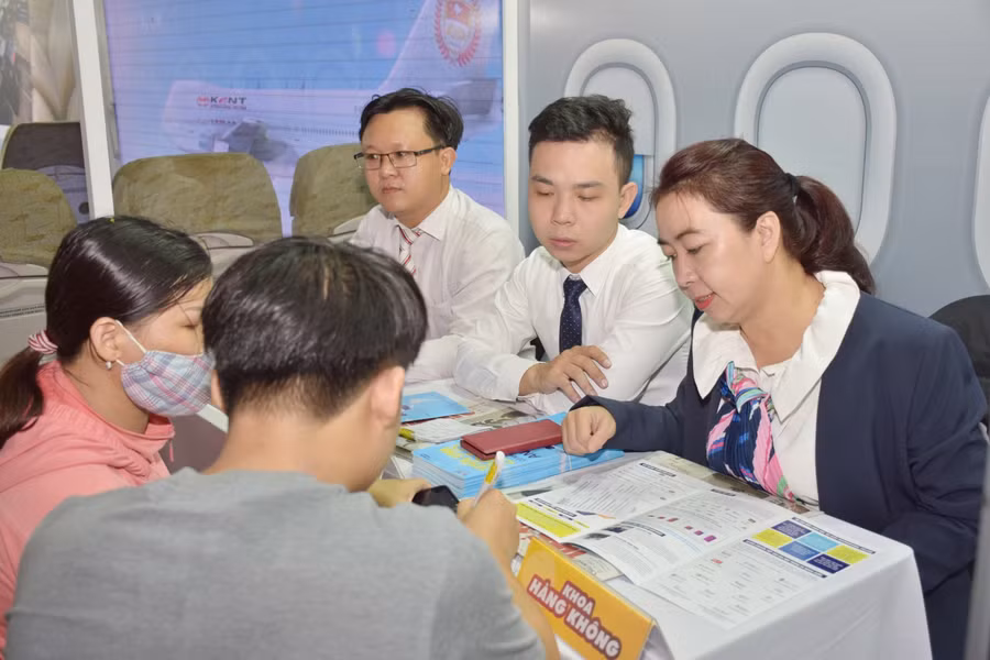 Thí sinh và phụ huynh được tư vấn về chương trình đào tạo quốc tế tại Kent