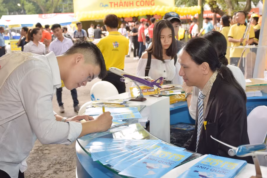 Thí sinh và phụ huynh được tư vấn về chương trình đào tạo quốc tế tại Kent