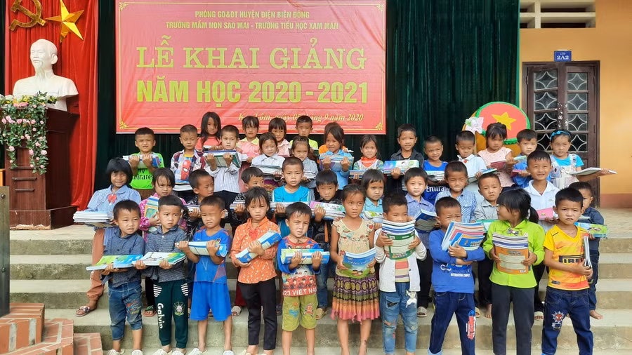 100 bộ SGK lớp 1 được trao tặng cho học sinh nghèo