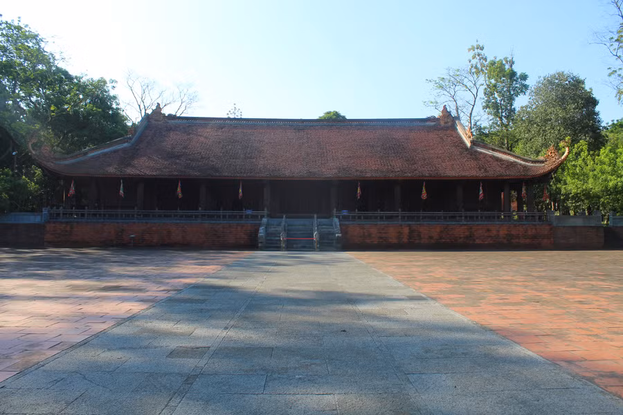 Sân Rồng nằm phía sau Ngọ Môn là một trong những công trình có diện tích lớn trong khu trung tâm điện Lam Kinh. Sân trải rộng khắp bề ngang chính điện và đến sát thềm hai nhà tả vu và hữu vu với tổng diện tích hơn 3.500 m2. Giữa sân có 3 lối đi lên Chính Điện theo bậc thềm Rồng, lối chính giữa dành cho vua đi. Ảnh: LT.