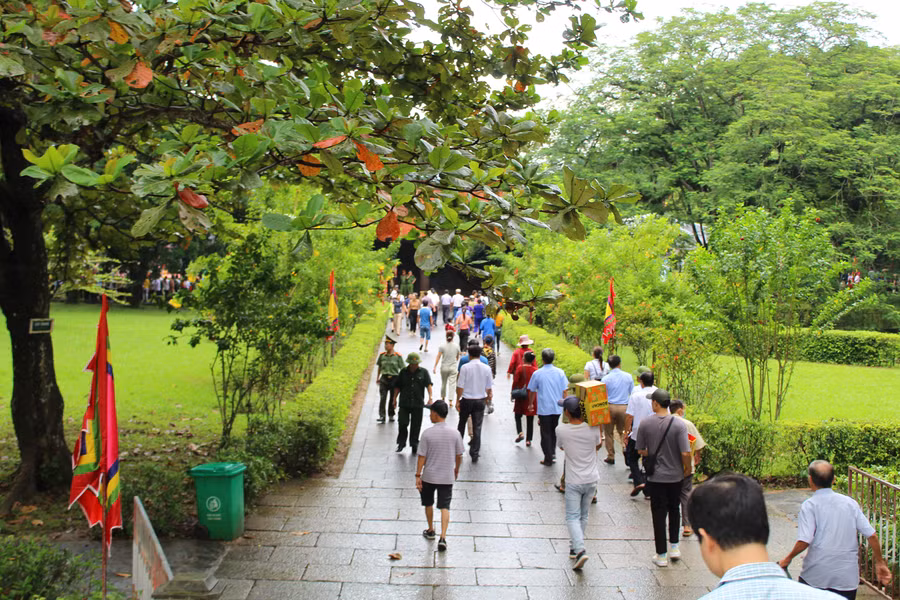 Khu di tích quốc gia đặc biệt Lam Kinh được quy hoạch rộng 200ha thuộc địa bàn 2 huyện Thọ Xuân và Ngọc Lặc (Thanh Hóa), cách trung tâm TP Thanh Hóa 50km về phía Tây Bắc. Đây là nơi anh hùng dân tộc Lê Lợi đã dựng cờ khởi nghĩa chống quân Minh xâm lược. Sau khi chiến thắng quân giặc, năm 1428, Lê Lợi lên ngôi hoàng đế, lấy hiệu là Lê Thái Tổ và đặt tên nước là Đại Việt. Ảnh: LT.