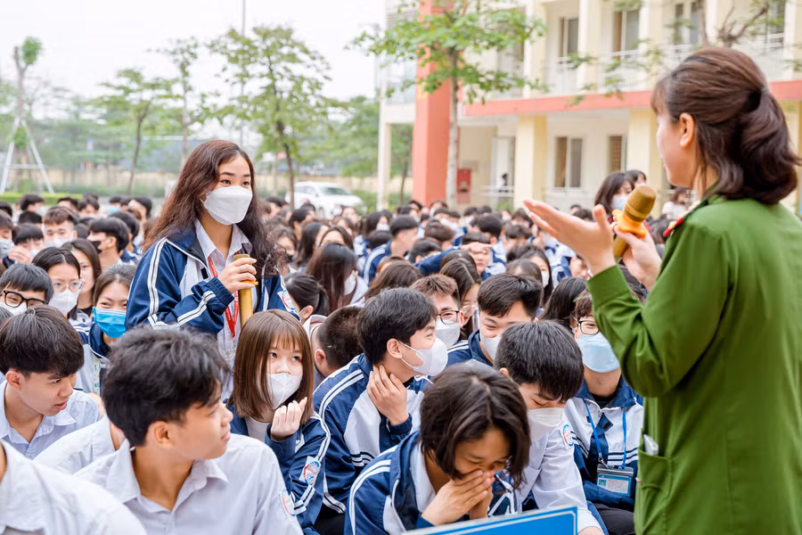 Diễn giả trực tiếp trả lời câu hỏi của học sinh.