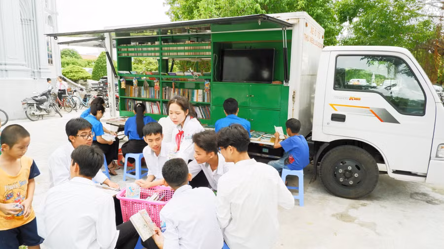 Thư viện tỉnh Nam Định mang nhiều sách đến để giới thiệu cho học sinh và bà con Giáo dân. Thư viện tỉnh Nam Định mang nhiều sách đến để giới thiệu cho học sinh và bà con Giáo dân.