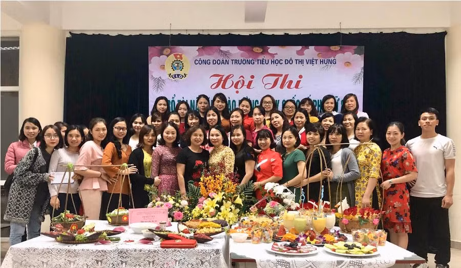 Tập thể cán bộ, giáo viên chụp ảnh lưu niệm