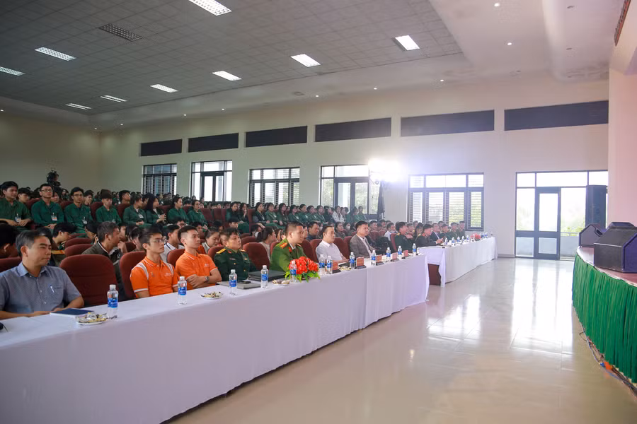 Các đại biểu, sinh viên tham gia chương trình tập huấn. Các đại biểu, sinh viên tham gia chương trình tập huấn.
