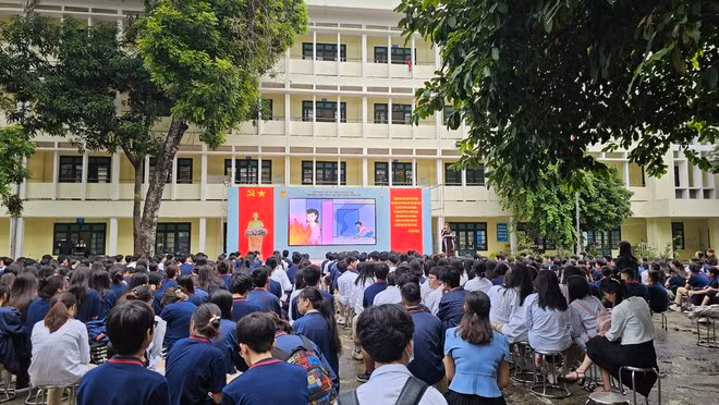 Tại lễ chào cờ đầu tuần, thầy trò Trường Tiểu học - THCS - THPT Khương Hạ cùng nhau tưởng niệm các nạn nhân của vụ cháy và tuyên truyền về cách ứng phó khi xảy ra cháy cho học sinh.