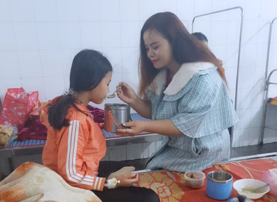 Cô giáo Lê Thị Thu Trang chăm sóc học trò bị ốm.
