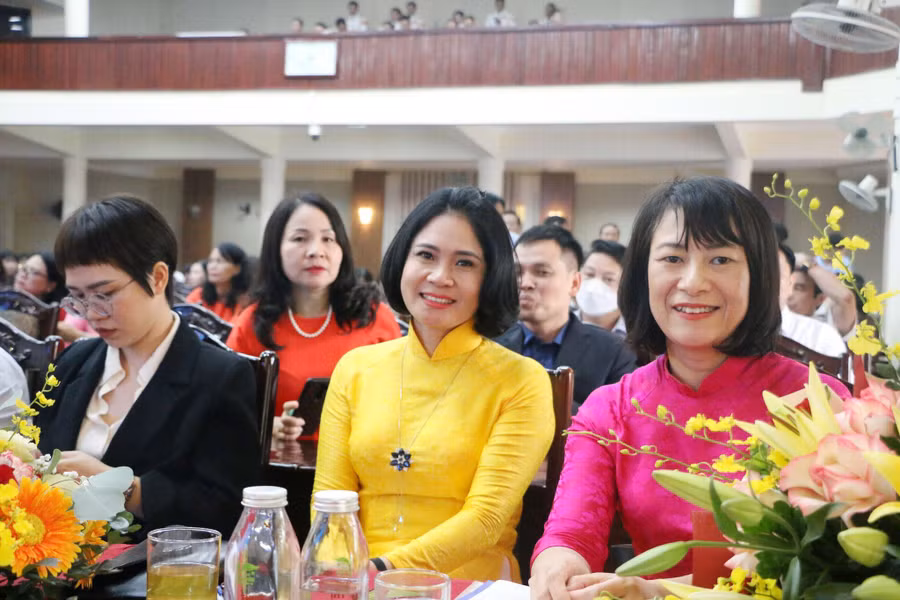 Đội ngũ nhà giáo và cán bộ quản lý của thị xã tiếp tục được tăng cường, có bước phát triển cả về số lượng và chất lượng, đảm bảo đồng bộ về cơ cấu.