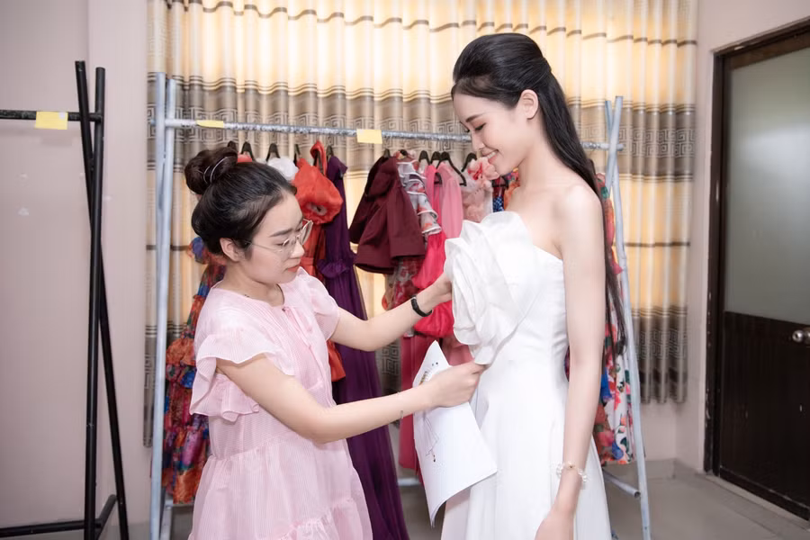 Lộ diện những bộ cánh hứa hẹn làm nên đêm thi Người đẹp Thời trang ảnh 1