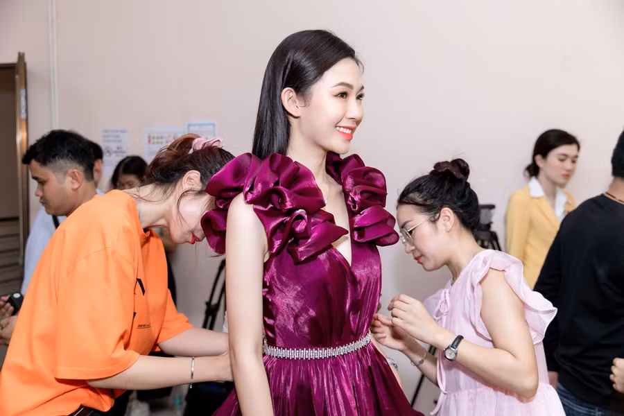 Lộ diện những bộ cánh hứa hẹn làm nên đêm thi Người đẹp Thời trang ảnh 3