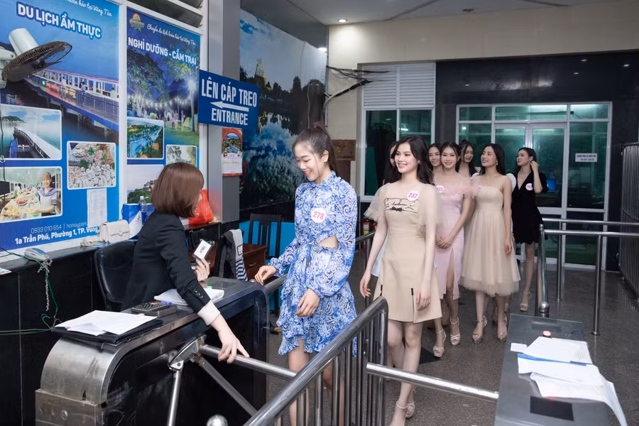 Thí sinh Hoa hậu Việt Nam 2020 khoe sắc bên thiên nhiên kỳ vĩ Vũng Tàu ảnh 3