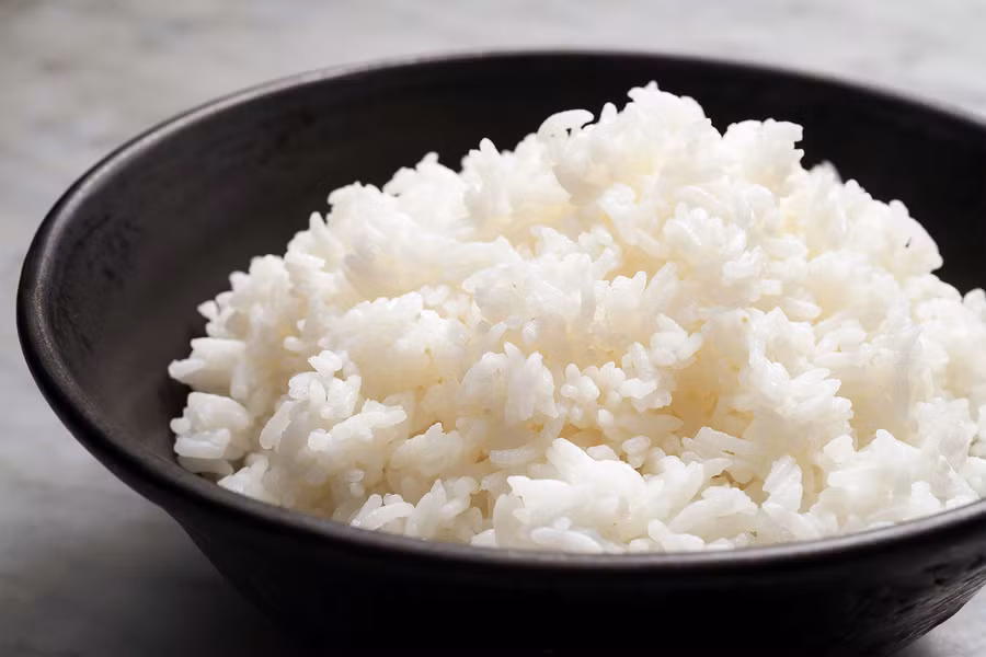 Cơm chưa nấu chín có thể bị nhiễm bào tử Bacillus cereus, một loại vi khuẩn sản sinh ra chất độc gây ngộ độc thực phẩm. (Ảnh: ITN). Cơm chưa nấu chín có thể bị nhiễm bào tử Bacillus cereus, một loại vi khuẩn sản sinh ra chất độc gây ngộ độc thực phẩm. (Ảnh: ITN).