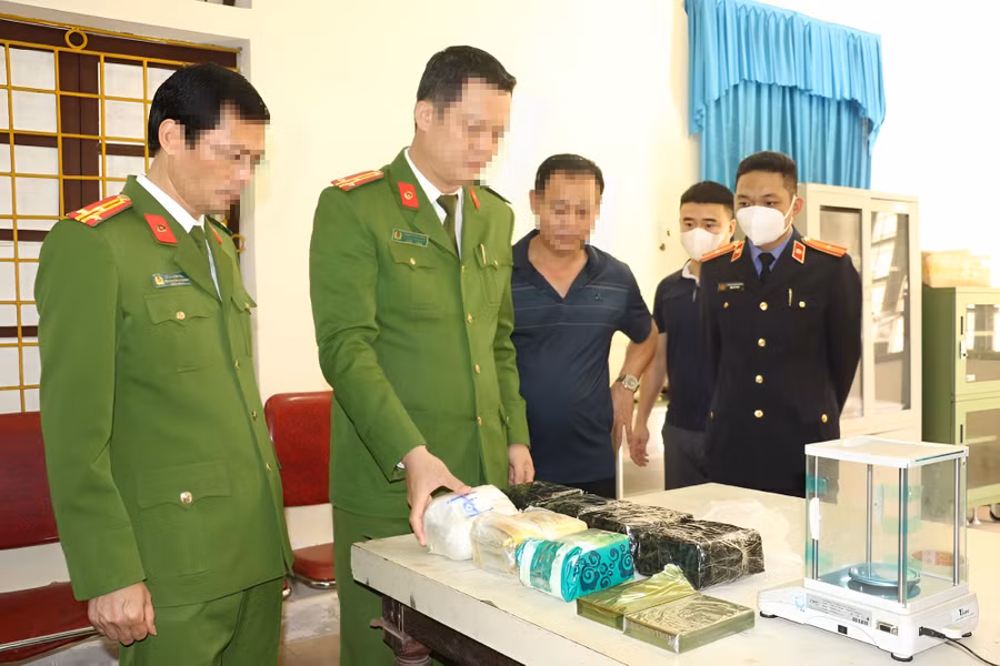 Lực lượng chức năng kiểm tra tang vật. (Ảnh: CANA)