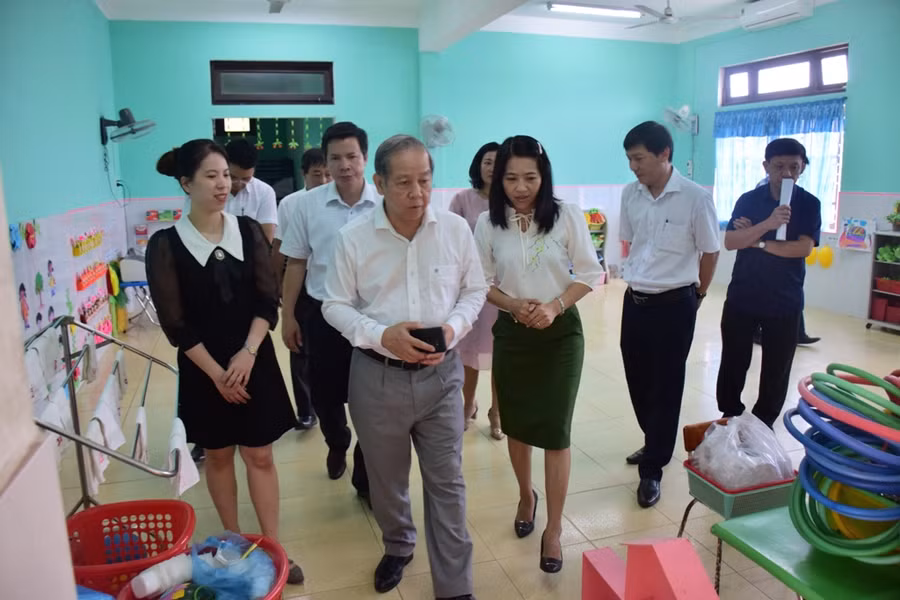 Ở mỗi nơi đến thăm, ông Phan Ngọc Thọ - Chủ tịch UBND tỉnh Thừa Thiên Huế luôn nhắc nhở thầy cô ngoài việc nâng cao chất lượng dạy, học cần quan tâm đến việc trồng cây xanh và hoa tạo môi trường xanh- sạch- sáng.