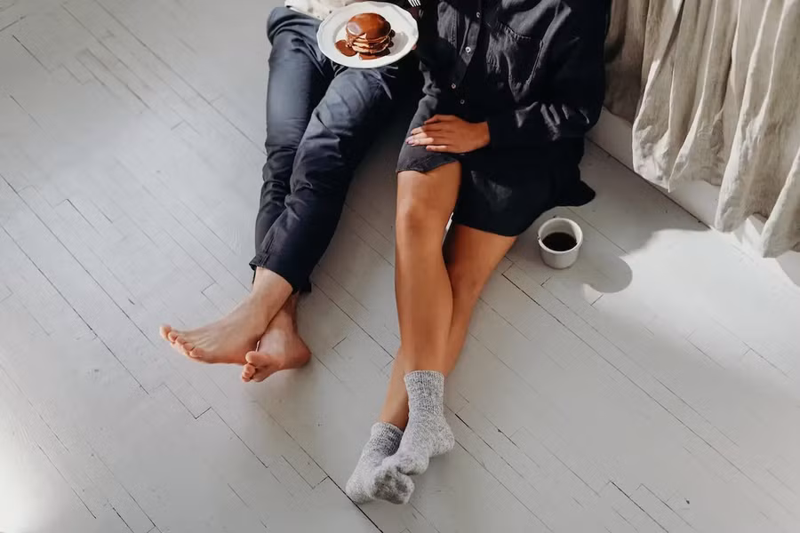 Khi đang trong một mối quan hệ mới mẻ và thú vị, bạn chỉ muốn dành từng phút giây bên người đó. (Ảnh: ITN).