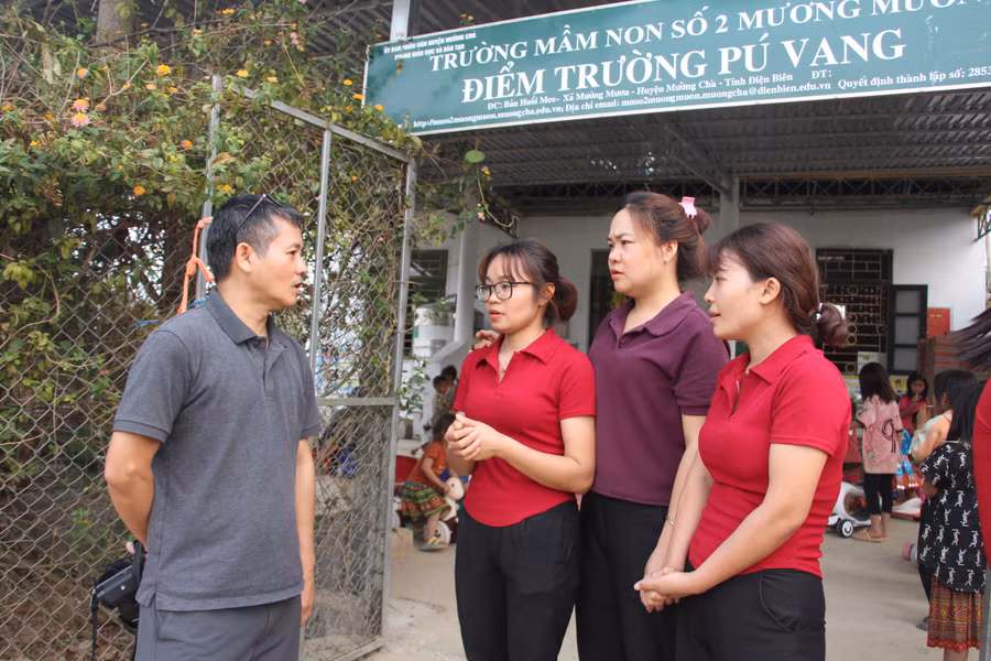Nhà báo Nguyễn Đức Tuân tâm sự cùng các giáo viên của điểm trường Pú Vang.