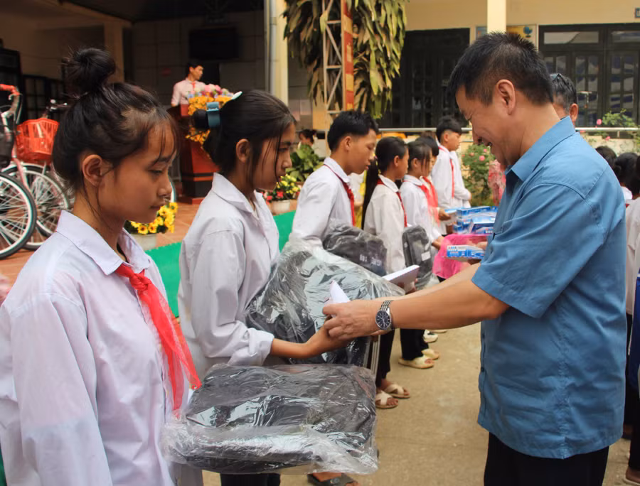 Ông Lê Quang Vinh, Phó Giám đốc Sở GD&amp;ĐT tỉnh Điện Biên trao quà cho học sinh.