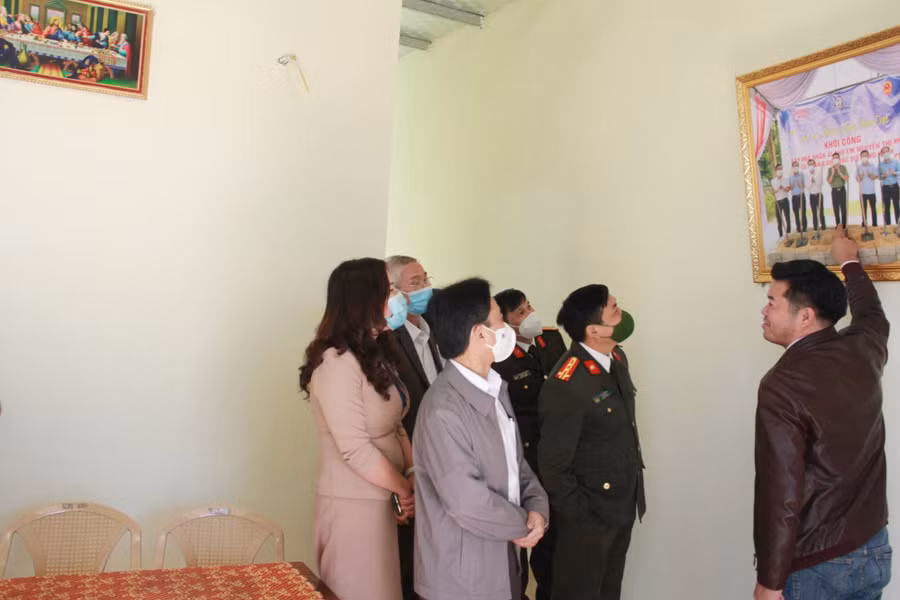 Lãnh đạo tham quan căn nhà đã hoàn thiện của em Nguyễn Thị Như.