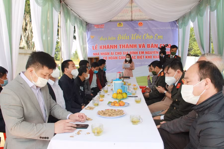 Cùng ngày, Văn phòng Báo Giáo dục và Thời đại, Khu vực Miền Trung - Tây Nguyên, Công an Hà Tĩnh tiếp tục thực hiện Lễ khánh thành nhà nhân ái cho em học sinh Nguyễn Thị Như có hoàn cảnh đặc biệt khó khăn tại xã Gia Phố, huyện Hương Khê.
