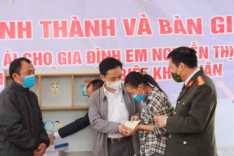 Phó Bí thư cũng mong muốn Báo Báo Giáo dục &amp; Thời đại cùng các nhà hảo tâm tiếp tục quan tâm, đồng hành lâu dài trong công tác an sinh xã hội, xây dựng thêm nhiều căn nhà tình nghĩa cho người dân, học sinh nghèo khó, giúp các em yên tâm và vươn lên học tập tốt hơn.