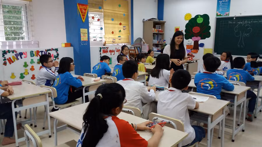 TS Vũ Thu Hương trò chuyện với các em học sinh.