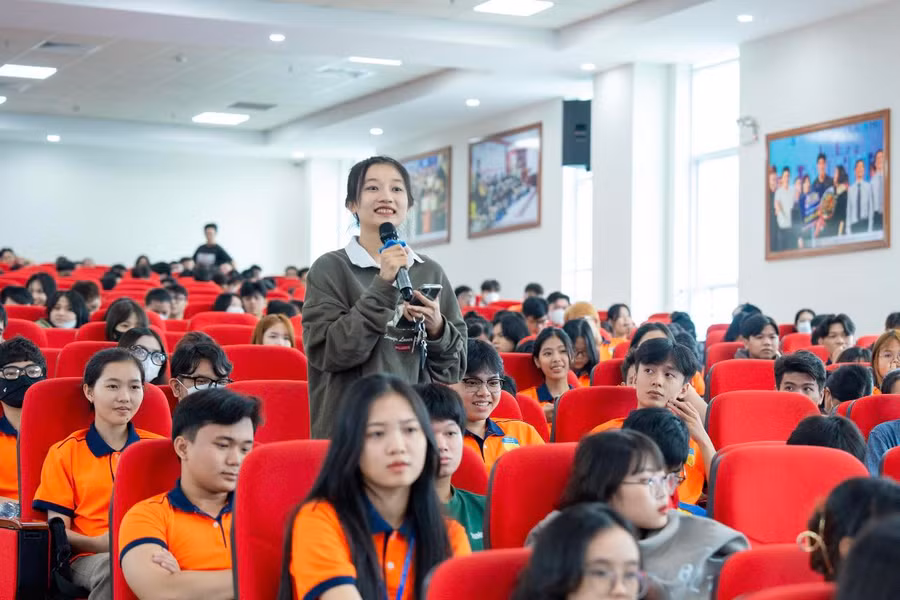 Sinh viên đặt câu hỏi tới Shark Lê Hùng Anh. Sinh viên đặt câu hỏi tới Shark Lê Hùng Anh.